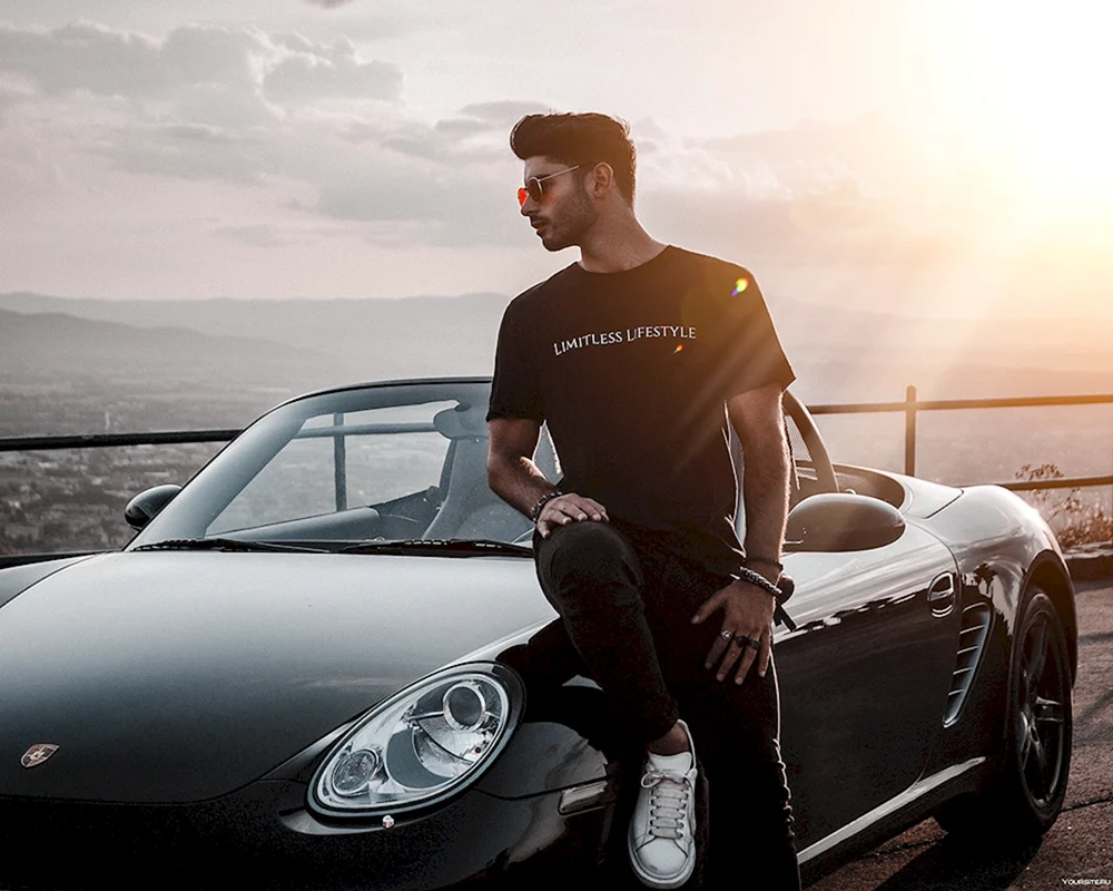 Männer-Fotoshooting mit Auto