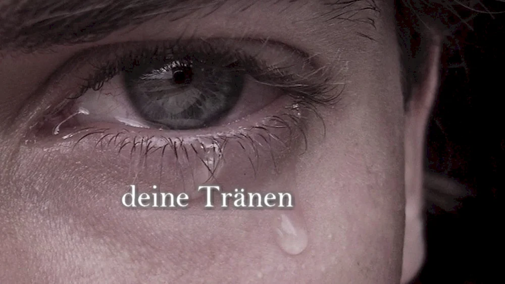 Mädchen mit traurigen Augen