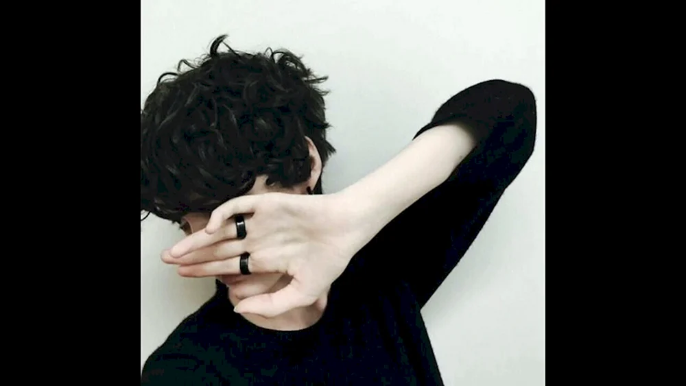 Boy mit schwarzen Locken