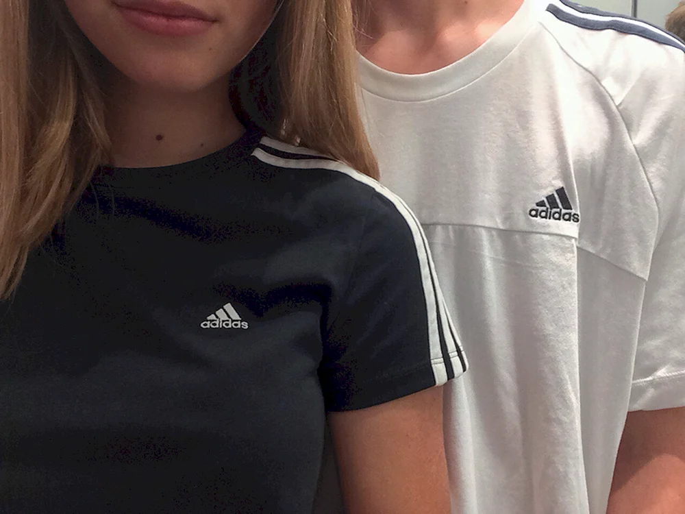 Freund mit Mädchen in adidas