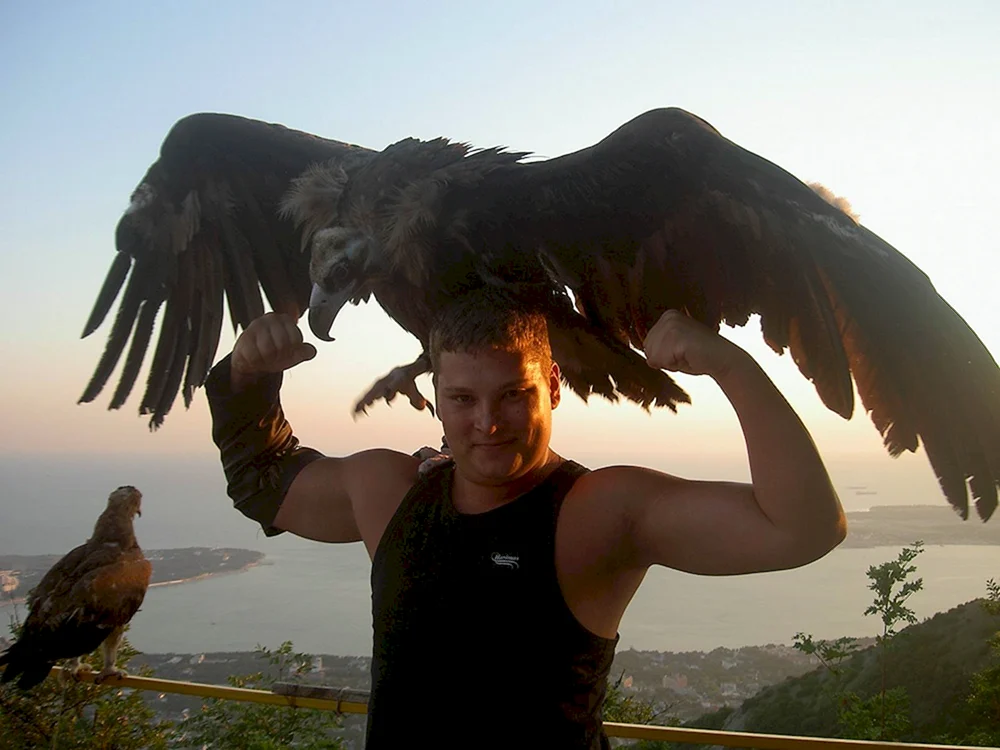 Ein Mann mit einem Adler