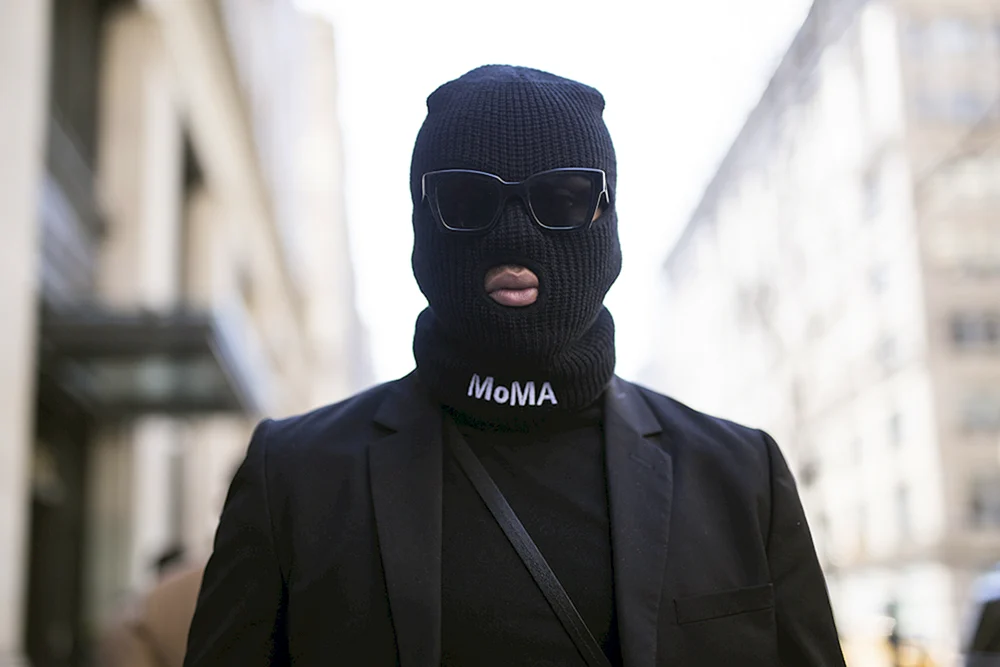 Der Mann mit der weißen Maske