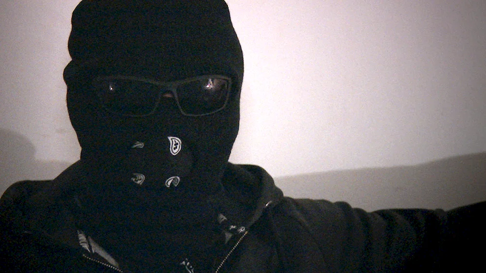 Der Typ in Balaclava