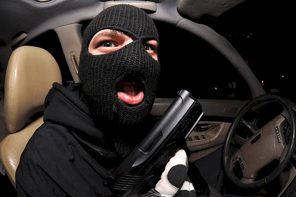 Junge in Maske