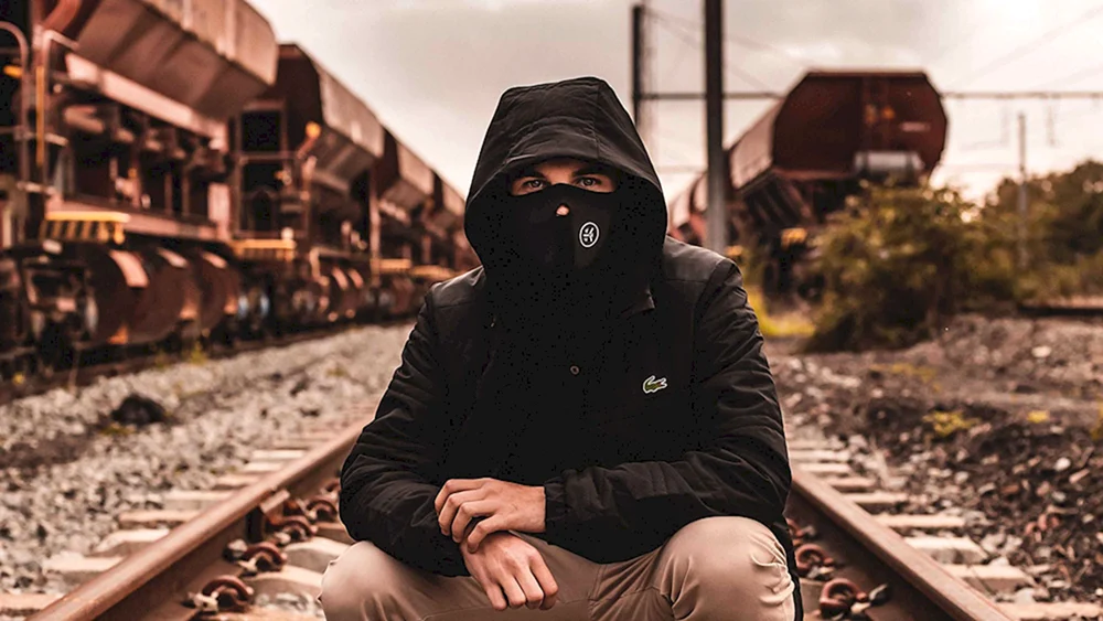 Junge in einer Maske