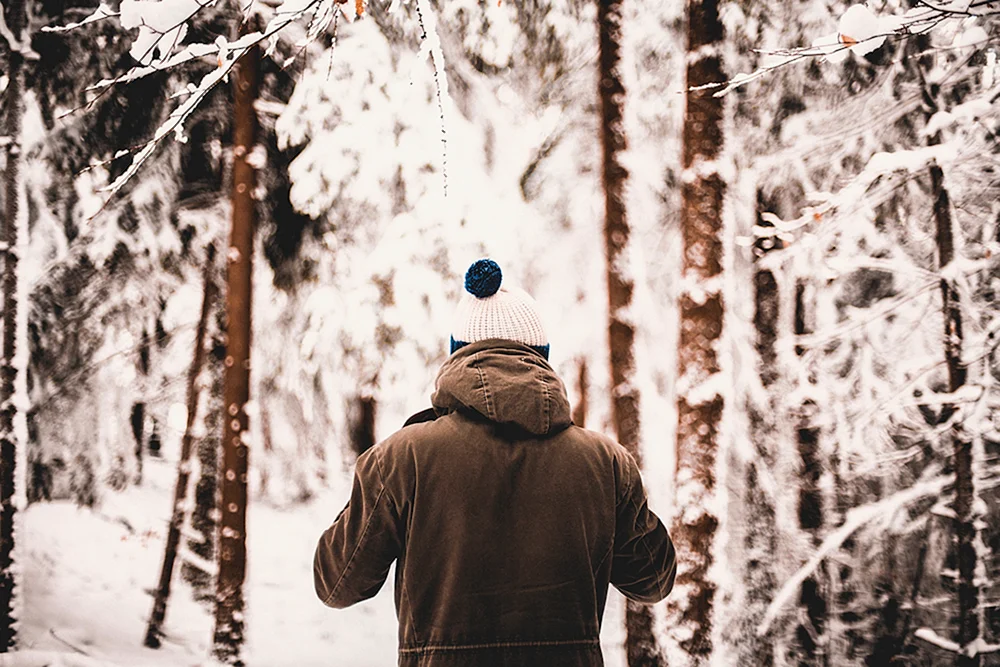 Mädchen im Winterwald