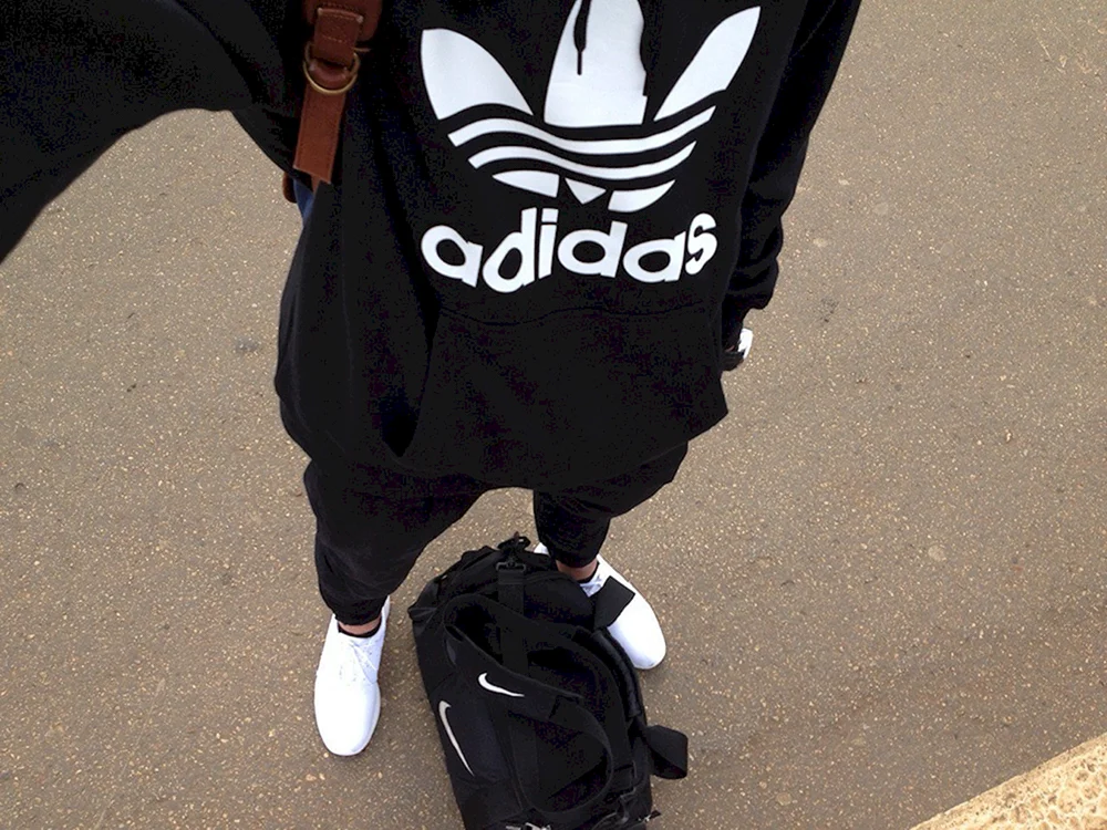 Der Typ in adidas ohne Gesicht