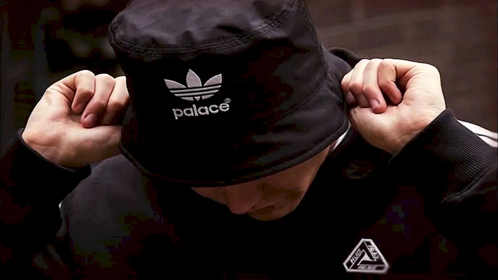 Adidas-Logo auf gelb