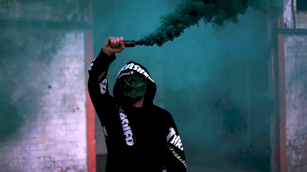 Maskierter Typ in anonymer Weltuntergangsnacht