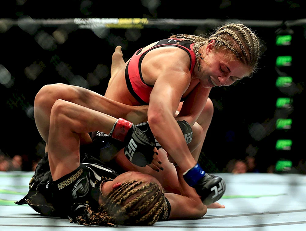 Felice Herrig Füße