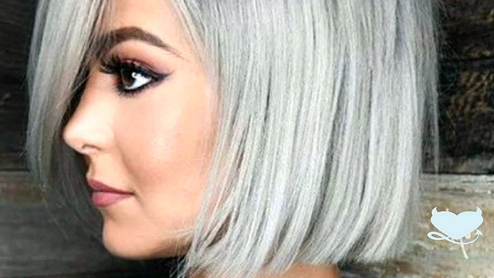 Smokey blonde graduated bob