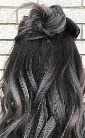 Silbergrau Balayage aschig ombré auf dunklem Haar 2021