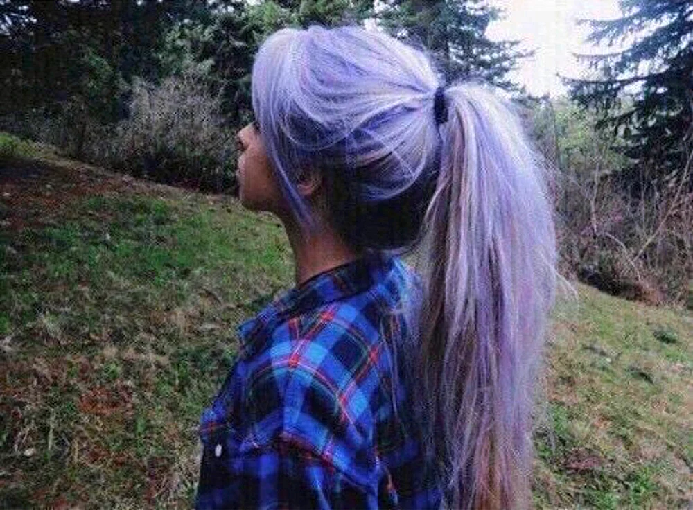 Schwarzes Haar mit weißen Spitzen