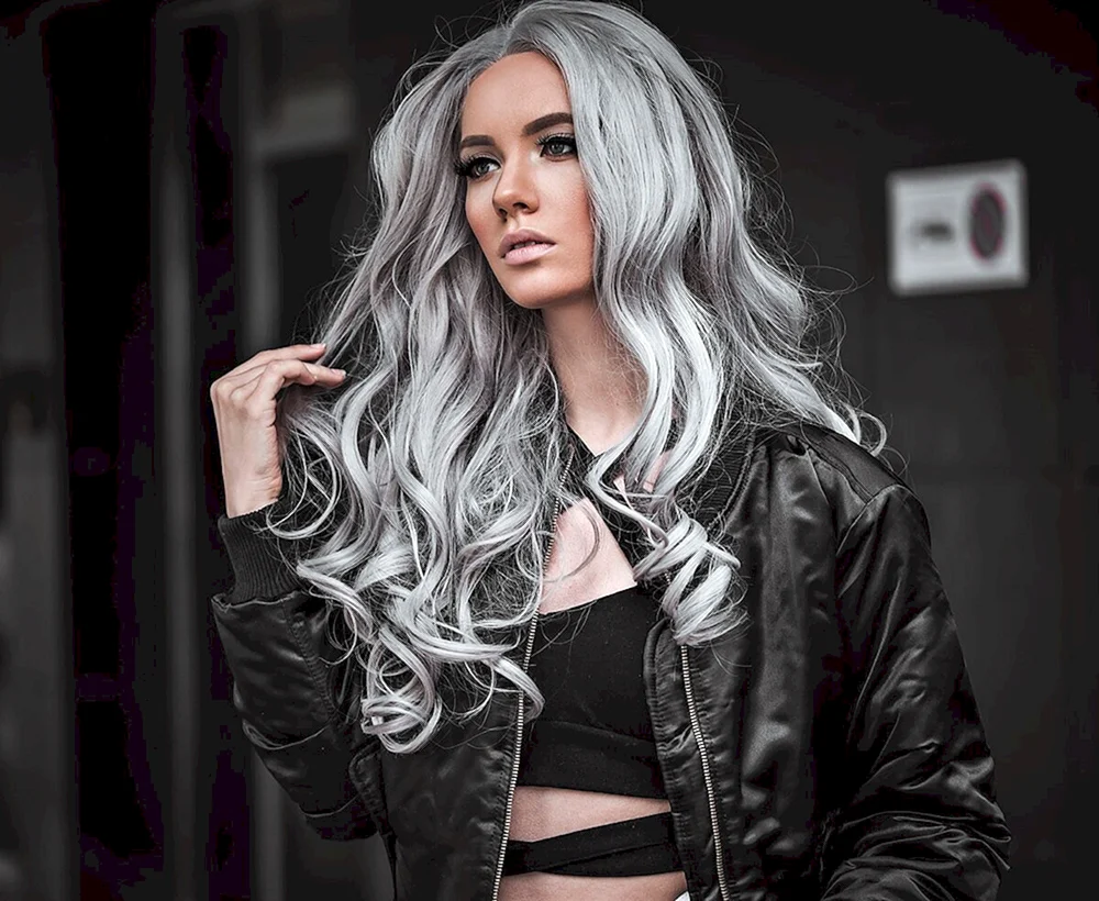 Kira Rausch mit blauem Haar