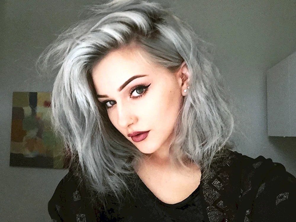 Peplum auf kurzem Haar