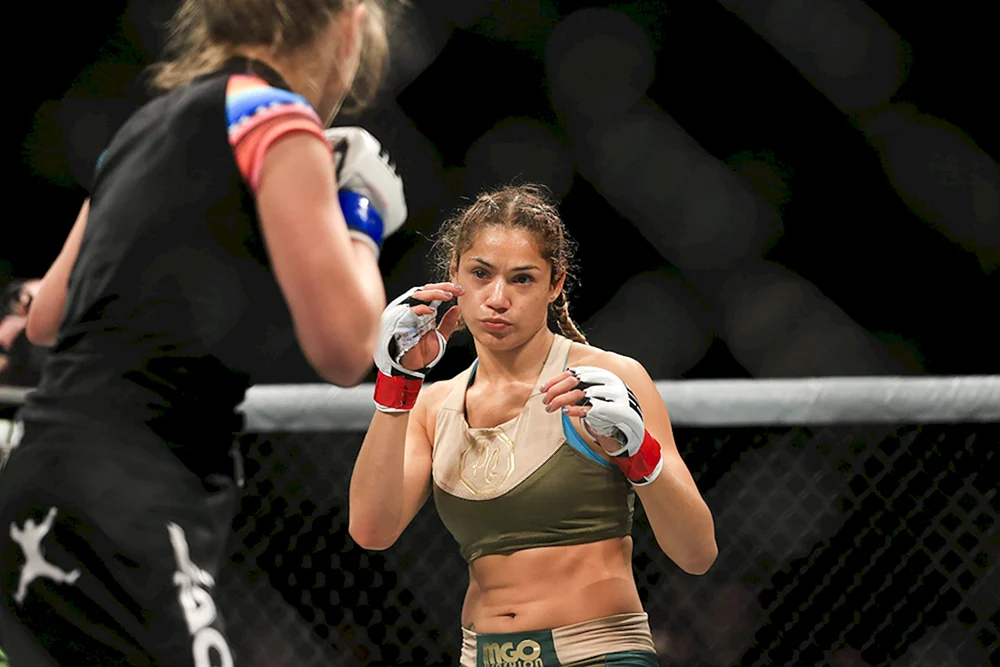 Pearl Gonzalez Kämpferin