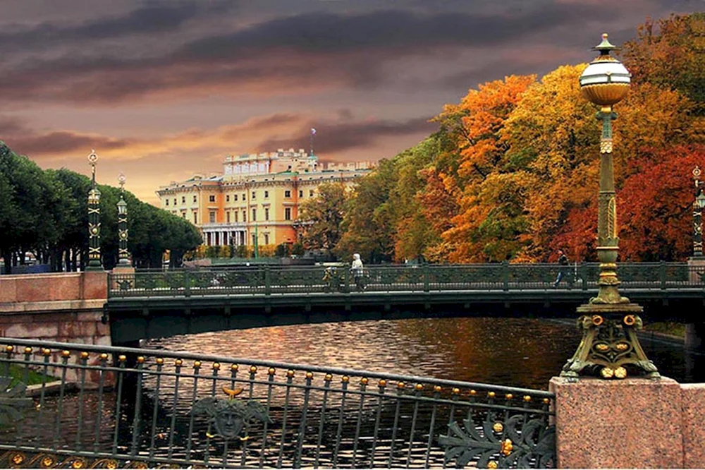 Goldener Herbst in St. Petersburg Petrogradka