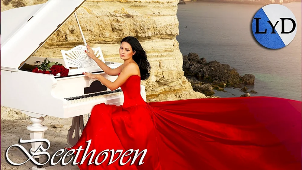 Pianistin im roten Kleid