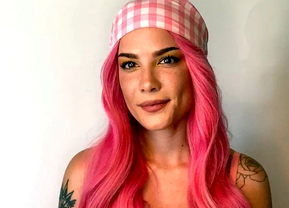 Eshley Smith mit pinkem Haar