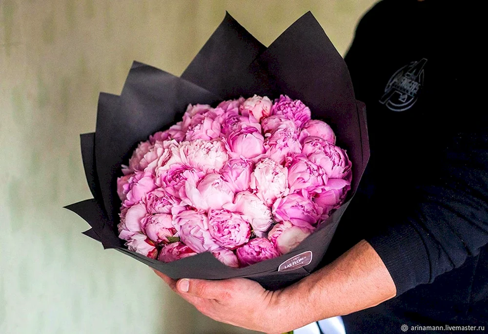 Mädchen mit Blumen im Auto
