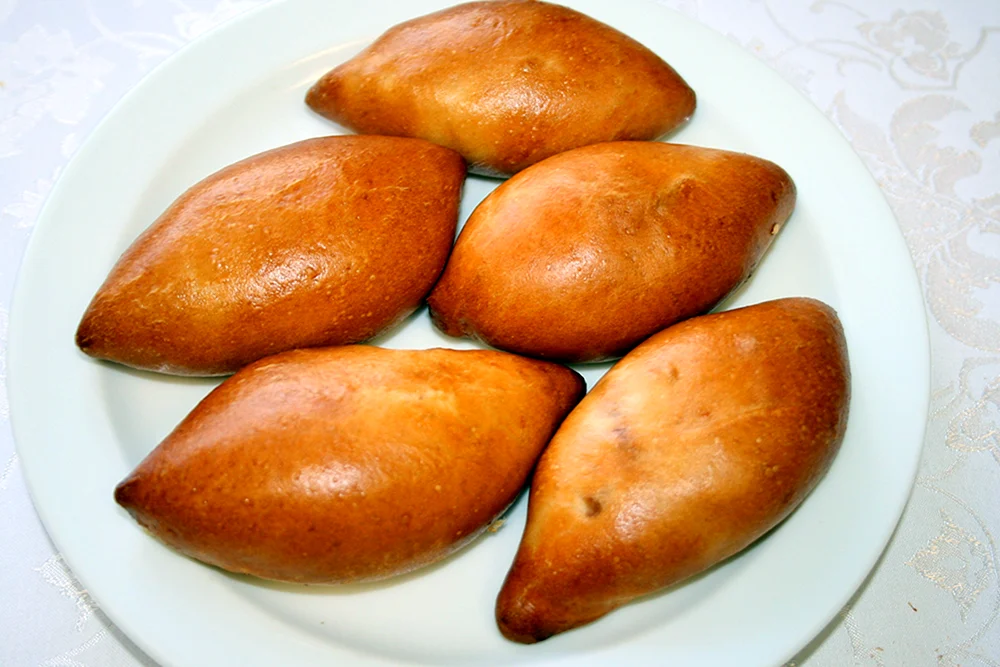 Gebackene Pirozhki mit Kohl