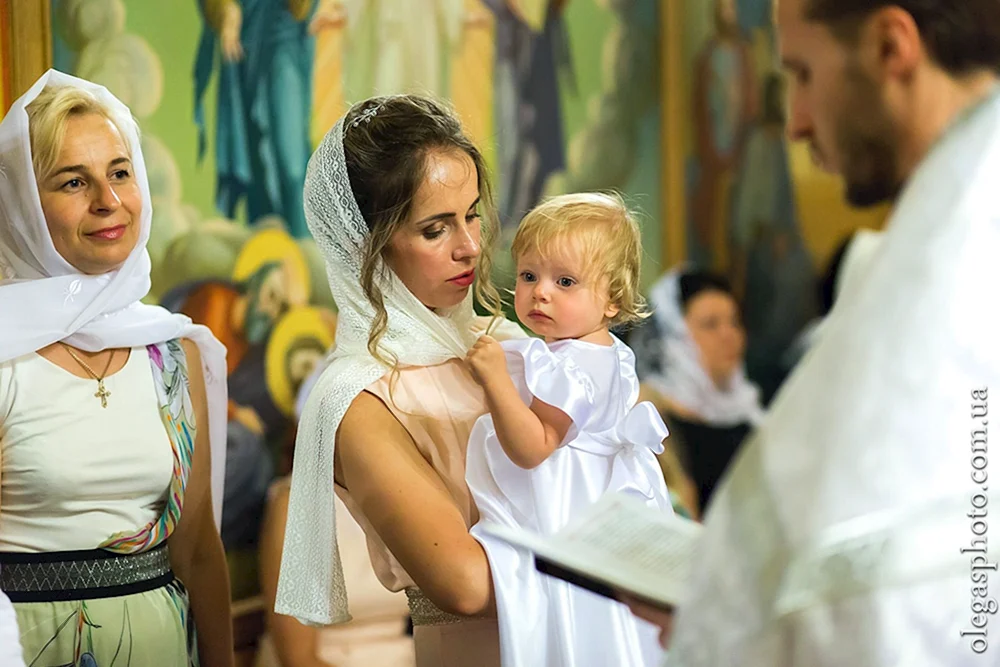Tauffrisur für die Hochzeit in der Kirche