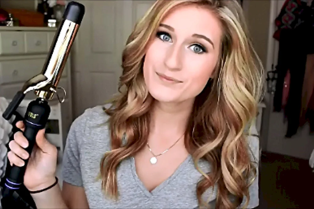 Locken auf kurzem Haar mit einem Glätteisen