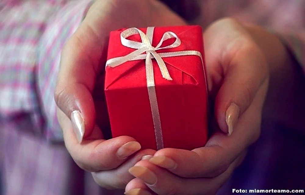 Geschenk in der Hand