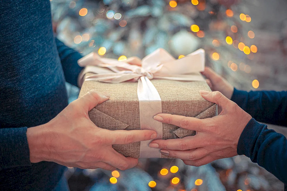 Geschenk in der Hand