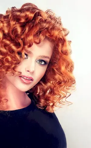 Polina Belyavina lockiges rotes Haar