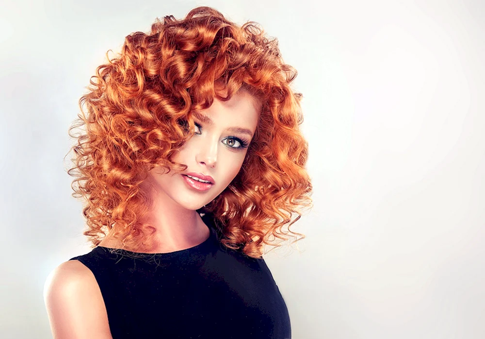 Polina Belyavina lockiges rotes Haar
