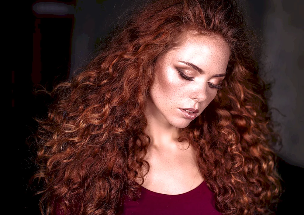 Polina Belyavina rote Locken