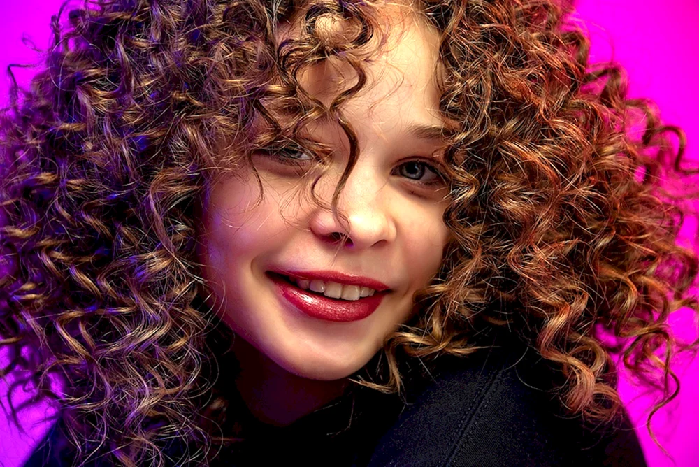 Jenny Jennifer Lopez mit Afro Locken