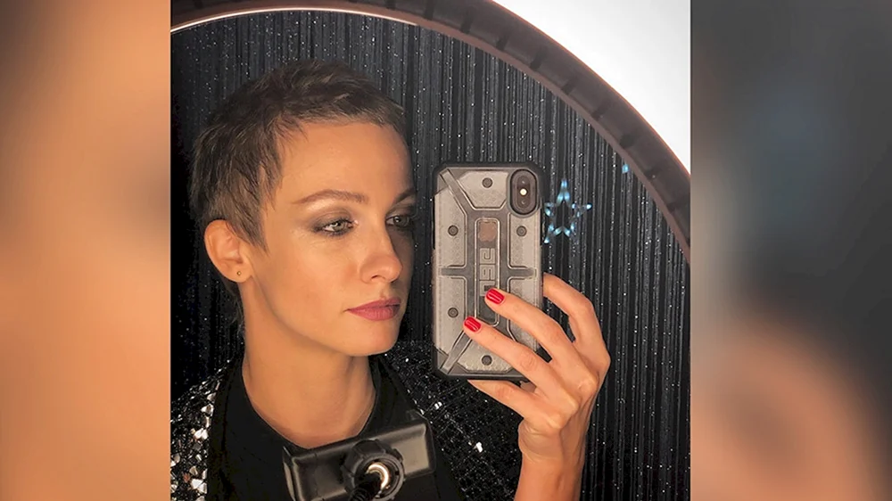 Polina Kurzer Haarschnitt