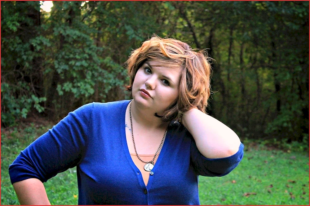 Füllige Mädchen mit kurzen Haaren