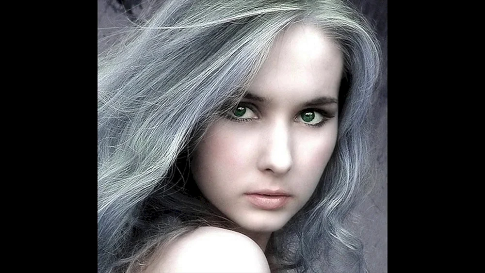 Linda Halberg blaue Haare Haare