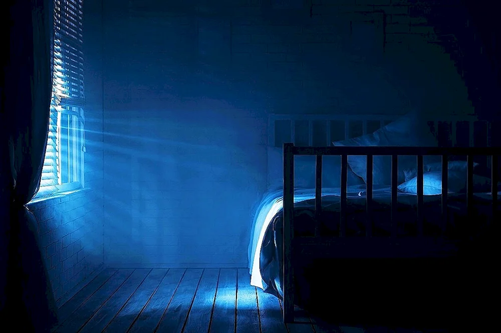 Ein Zimmer mit einem Bett bei Nacht