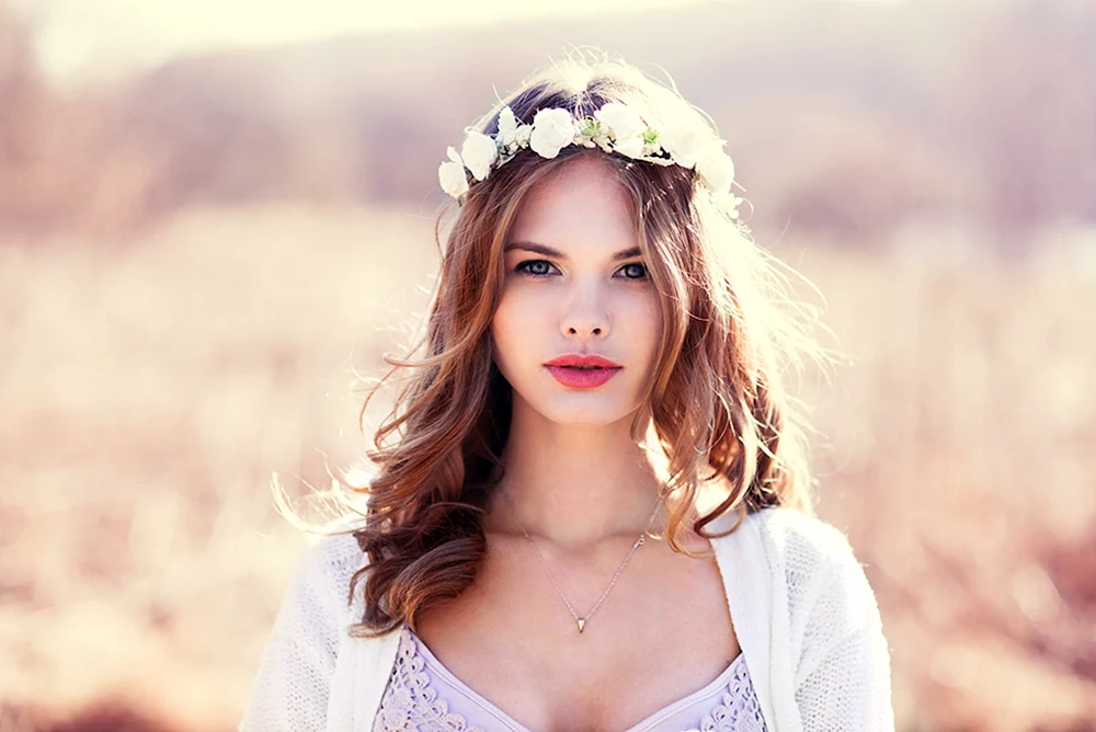 Barbara Palvin mit blauen Augen