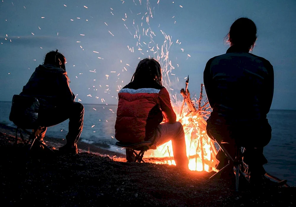 Mädchen am Feuer