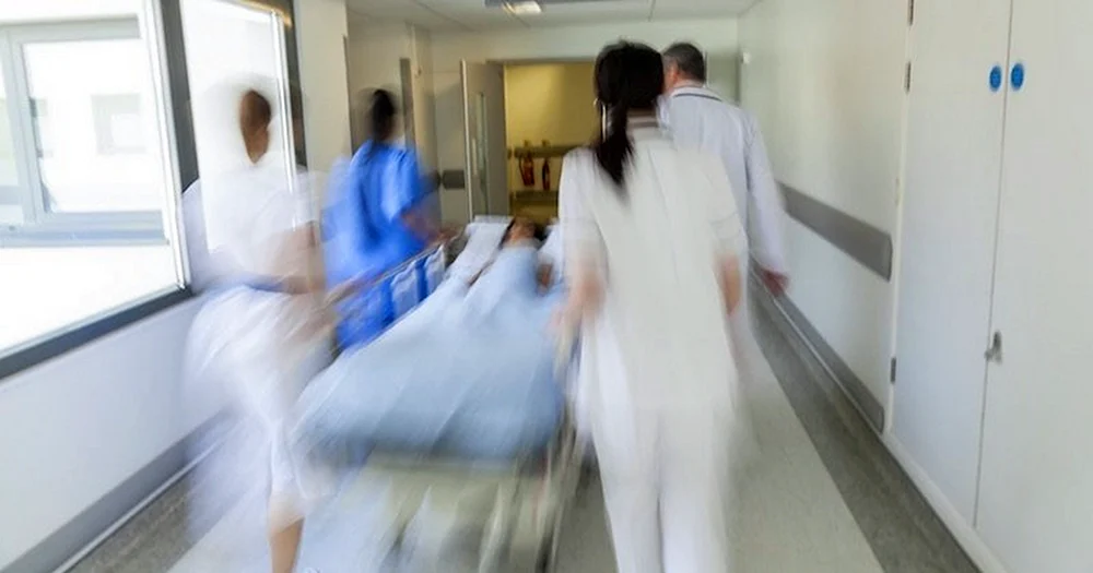 Ein verletzter Mann im Krankenhaus