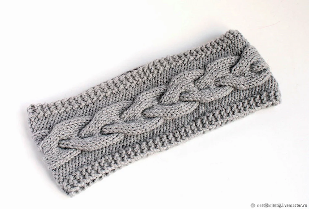 Gestricktes Stirnband. Häkel-Stirnband mit Zopf mit Nadeln