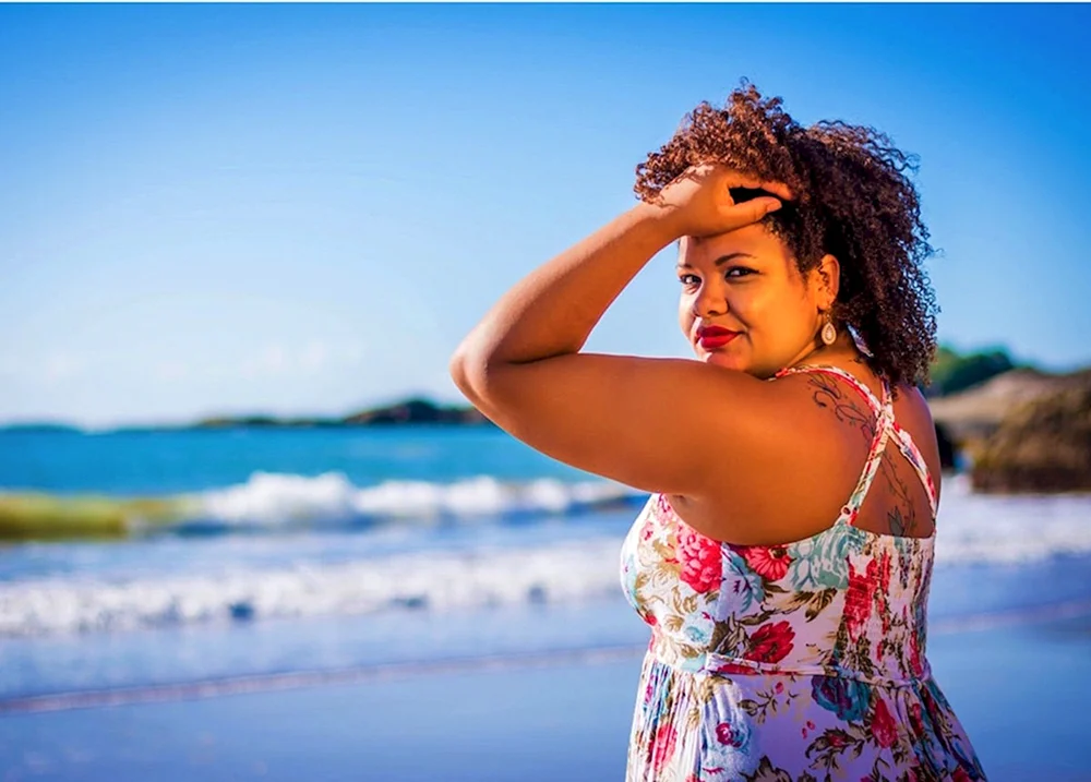 Posen für ein Fotoshooting am Meer für dicke Frauen