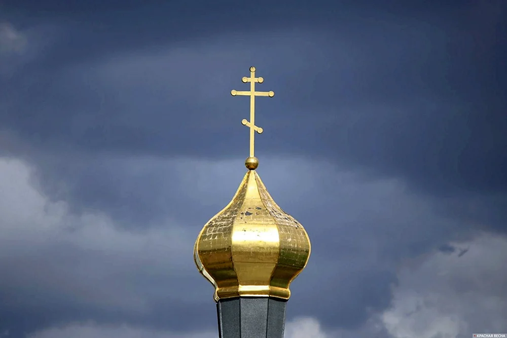 Orthodoxes Kreuz auf der Kuppel des Tempels