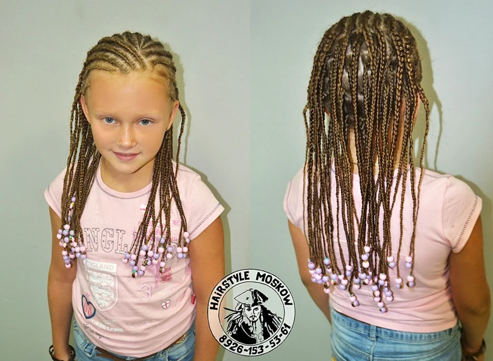 Haarkleid mit vielen Zöpfen bei einem Mädchen