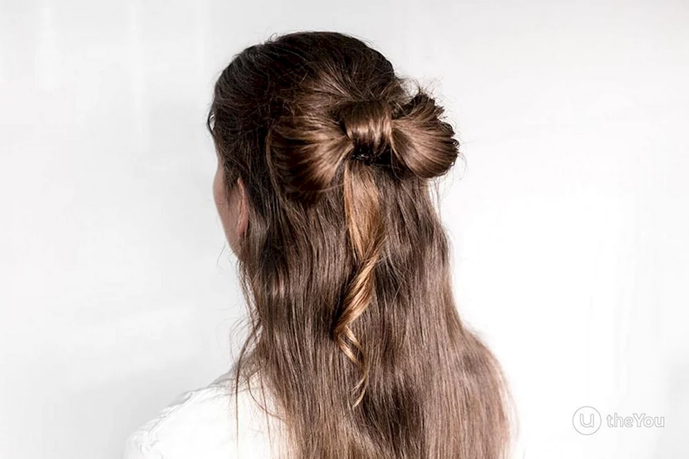 Frisur mit Dutt und offenem Haar für ein Mädchen