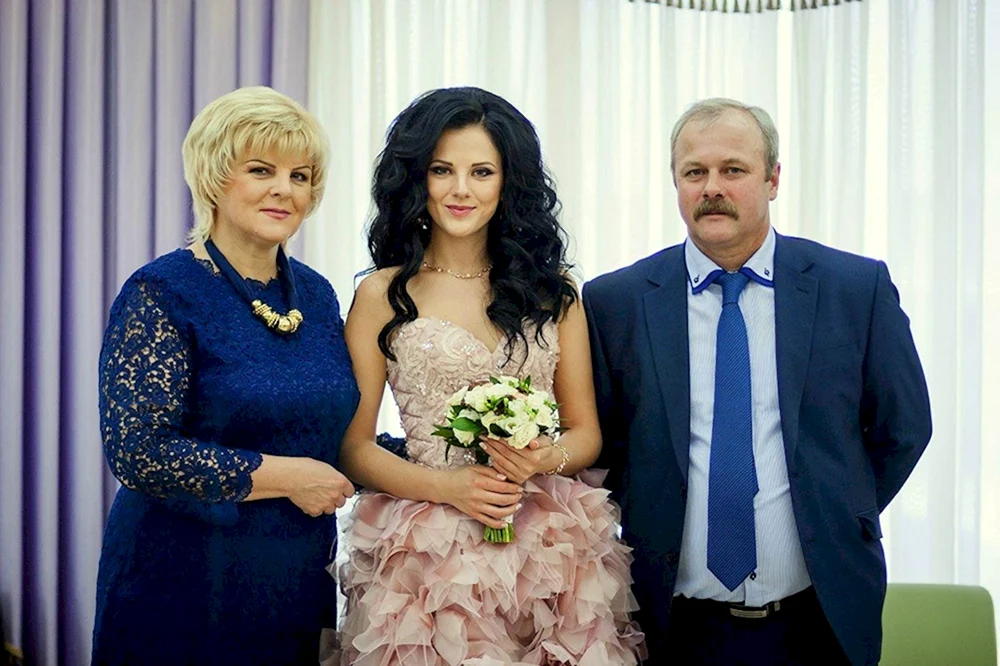 Hochzeitsfrisur für die Mutter der Tochter für die Hochzeit der Tochter