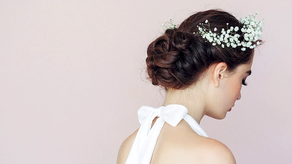 Bride's hairstyle with a bow
