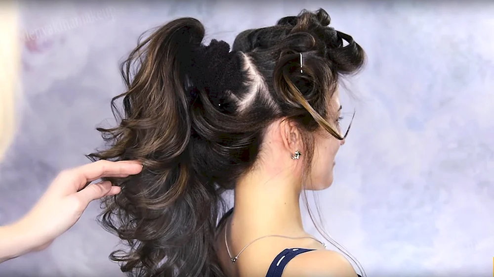 Locken auf mittlerem Haar
