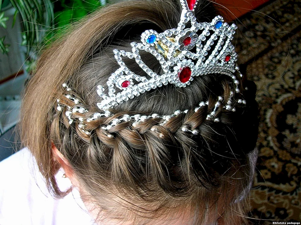 Frisur unter Diadem für Mädchen