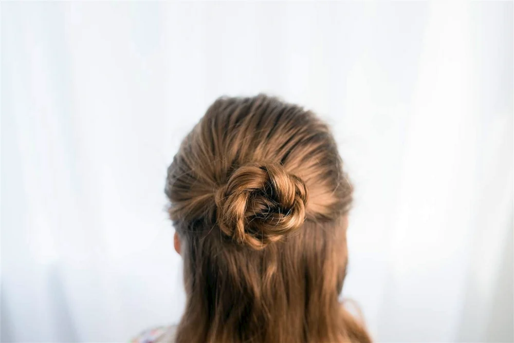 Frisur mit Dutt und offenem Haar